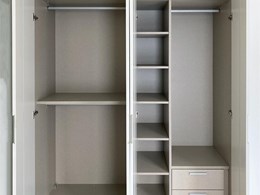Zonas para colgar ropa con pequeño espacio de estantes